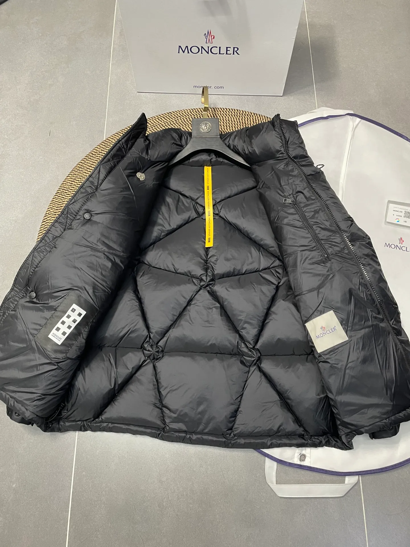 Moncler Pharrell Williams Series。 90 Moncler Genius ， Oak ， ， ， 。 ， 。 LOGO ， 。 Versatile ， ， 。 Size：1-5